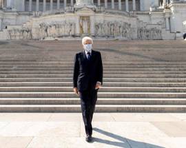 25 APRILE: MATTARELLA DA SOLO CON LA MASCHERINA AD ALTARE DELLA PATRIA