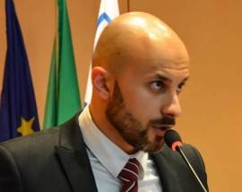 AVEZZANO: DANNI ALL’AUTO DEL CANDIDATO DI FABIO, ”NON MI LASCIO INTIMORIRE, LA SICUREZZA SI FA CON IL BISTURI”