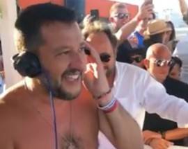 ”SALVINI BEACH PARTY”: IL LEADER DELLA LEGA CAMBIA IDEA E RISALE SUL TRABOCCO