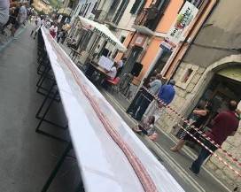 MAXI SALSICCIA DA 450 METRI TRA LE VIE DI CASTEL DI SANGRO: BATTUTO IL RECORD DEL 2017