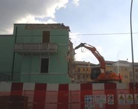 L’AQUILA: CAMBIA LA ‘SKYLINE’DEMOLITO EDIFICIO  MAX WEBER