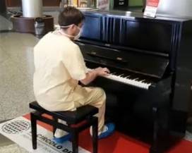 CORONAVIRUS: MEDICO PIANISTA SUONA I QUEEN DOPO IL TURNO COVID, EMOZIONE SUL WEB