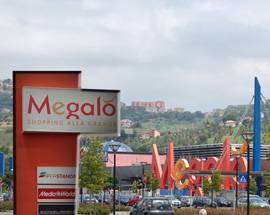 COMMANDO SFONDA MEGALO’ E RUBA BANCOMAT, SI INDAGA