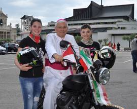 FESTA MOTOCICLISTA:  IN SELLA A SAN GABRIELE IL VESCOVO MENCUCCINI