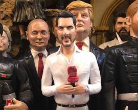 IL GIORNALISTA AQUILANO GIAMMARCO MENGA DIVENTA STATUETTA VIP DEL PRESEPE, INSIEME A TRUMP E KIM