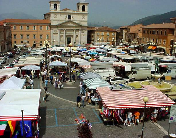 L’AQUILA: TORNA IL MERCATO IN PIAZZA DUOMO, MA E’ ”MINI” E SOLO PER VENDERE PANINI E GELATI