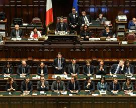 GOVERNO: MINISTRI IN AULA ALLA CAMERA, BACI E ABBRACCI