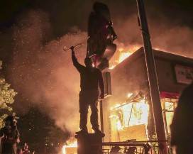 MONTA LA PROTESTA A MINNEAPOLIS, INCENDIATO IL COMMISSARIATO