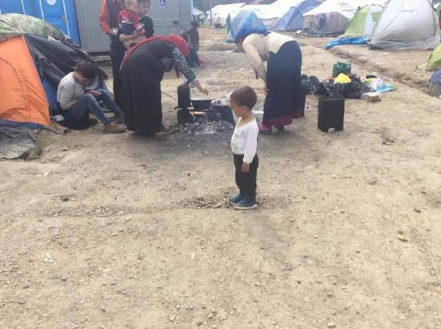 MIGRANTI: DA PESCARA MEDICINALI PER BAMBINI CONFINE GRECIA-MACEDONIA