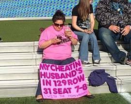 MOGLIE TRADITA ”SMASCHERA” MARITO CON STRISCIONE ALLO STADIO