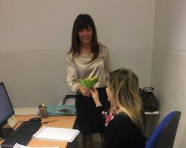 8 MARZO: ASSESSORE PARI OPPORTUNITA’ L’AQUILA DONA MIMOSE A DIPENDENTI