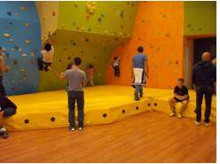 L’AQUILA: MONTAGNA-MANIA! BOOM DI PRESENZE IN NUOVA PALESTRA DI ARRAMPICATA