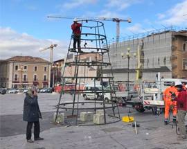 NATALE A L’AQUILA: VIA AL MONTAGGIO DELL’ALBERO 2.0 IN PIAZZA DUOMO