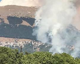 BRUCIA ANCHE IL MONTE GIANO, A RISCHIO I 20 MILA PINI DELLA SCRITTA ”DUX” DEL 1939
