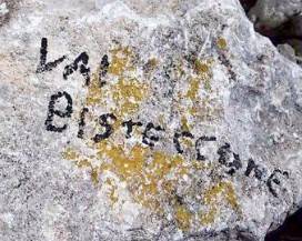 VANDALI SUL GRAN SASSO: IMBRATTATE LE ROCCE DEL MONTE CAMICIA