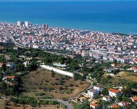 CHIAZZE SCHIUMOSE IN MARE TRA PESCARA E MONTESILVANO