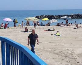 MONTESILVANO: PASSEGGIATA CONTRO L’ABUSIVISMO SUL LUNGOMARE