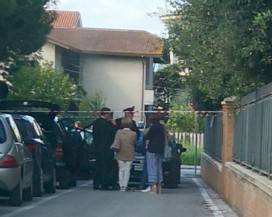 DONNA TROVATA SENZA VITA IN UN PARCHEGGIO AD ALBA ADRIATICA, IPOTESI OVERDOSE