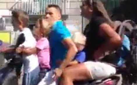IN 5 SUL MOTORINO A NAPOLI, SENZA CASCO E CON UN PASSEGGINO. IL VIDEO