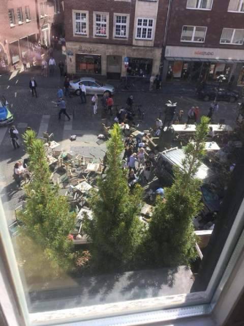 TERRORISMO: FURGONE SULLA FOLLA A MUENSTER, MORTI E DECINE DI FERITI
