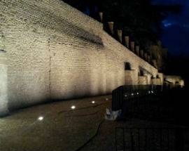 L’AQUILA E L’INCANTO DELLE MURA, PASSEGGIATA FINO A PORTA BARETE IN 3 MESI