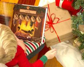 NATALE IN OSPEDALE: I VIGILI DEL FUOCO DI PESCARA PORTANO LIBRI AI BAMBINI RICOVERATI