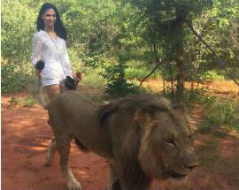 NATHALIE DOMPE’  DOMA UN LEONE, LA FOTO SPOPOLA SUL WEB ED E’ UN SUCCESSO