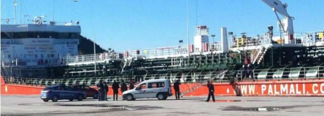 ESALAZIONI DI GAS SU NAVE CISTERNA, UN MORTO E 2 FERITI