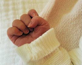 GIULIANOVA: BIMBO NATO DA ”UTERO IN AFFITTO”, RIFIUTATA ISCRIZIONE ALL’ANAGRAFE, SCOPPIA IL CASO
