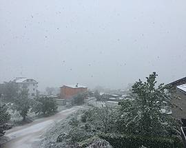L’AQUILA: 25 APRILE SOTTO LA NEVE, CITTA’ RAGGELATA E IMPIANTI CHIUSI