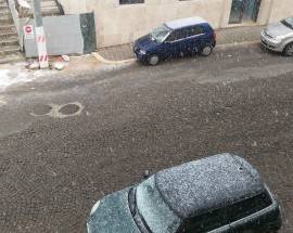 A L’AQUILA E’ ARRIVATA LA NEVE: PRIMA SPOLVERATA IN CITTA’, AGGIORNAMENTI METEO