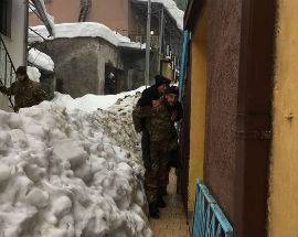 NEVE: BERSAGLIERI RECUPERANO ANZIANI A CERMIGNANO, IN SPALLA FUORI DAL PAESE