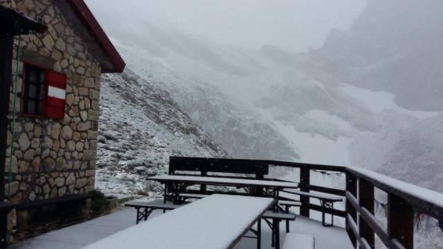 MALTEMPO: NEVE D’ESTATE SUL GRAN SASSO, ALLAGAMENTI E DISAGI SULLA COSTA