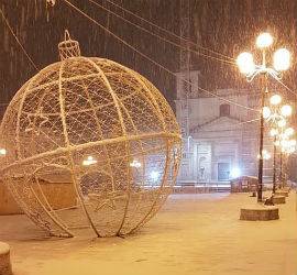 LA NEVE TORNA A IMBIANCARE L’ABRUZZO INTERNO, SCUOLE APERTE A L’AQUILA