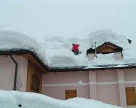 NEVICATE RECORD: ”ATTENZIONE A TETTI E BALCONI A RISCHIO CROLLO”