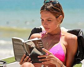 NICOLE MINETTI, LETTURE E POSE HOT SULLA SPIAGGIA DI MALIBU