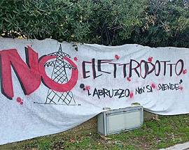 CHIETI: PRESIDIO NO ELETTRODOTTO A OLTRANZA DAVANTI ALLA PREFETTURA
