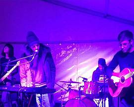 ABRUZZOROCK: ”IL NOME E’ PURAMENTE INDICATIVO”, LA BAND CHE SUONA L’ALTERNATIVE A L’AQUILA