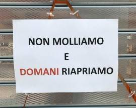 COLPO ALL’AQUILONE NELLA NOTTE: ”SIAMO AQUILANI NON MOLLIAMO, DOMANI RIAPRIAMO”