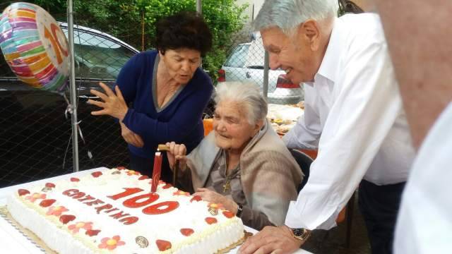 A MARANA DI MONTEREALE NONNA CATERINA SPEGNE CENTO CANDELINE