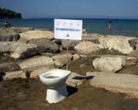 AMBIENTE: #NORIFIUTINELWC, CAMPAGNA DI LEGAMBIENTE A DIFESA DI SPIAGGE E MARE