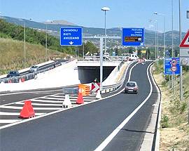 L’AQUILA: BIMBO CON LO ZAINO TORNA A CASA A PIEDI LUNGO LA SUPERSTRADA TRA LE AUTO