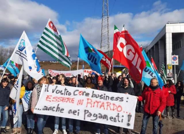 L’AQUILA: SCIOPERO E SIT-IN LAVORATORI OLISISTEM, SPETTRO ESUBERI CON PASSAGGIO COMMESSA POSTE