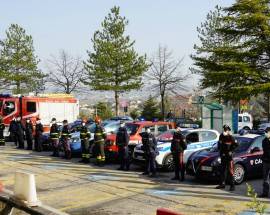 CORONAVIRUS: L’OMAGGIO DELLE FORZE DELL’ORDINE A OPERATORI SANITARI E MALATI DELL’OSPEDALE DI CHIETI
