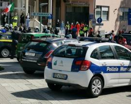 FORZE DELL’ORDINE SCHIERATE DAVANTI ALL’OSPEDALE DI LANCIANO, OMAGGIO A SANITARI
