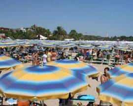 OMBRELLONI, SDRAIO E LETTINI SEQUESTRATI A VASTO MARINA
