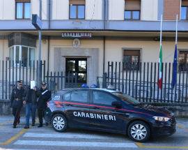 BADANTE ROMENA MORTA CADENDO DA SCALE, ARRESTATO IL COMPAGNO