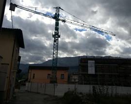 RICOSTRUZIONE: LA PRIMA GRU DI ONNA, SI RICOMINCIA DALLA CHIESA