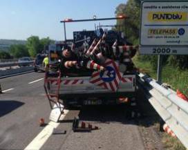 OPERAI TRAVOLTI DA AUTOCISTERNA SU A14: MORTO UN 57ENNE