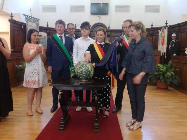 TERREMOTO L’AQUILA: OPERA IN RICORDO DI DUE STUDENTESSE DONATA AL COMUNE